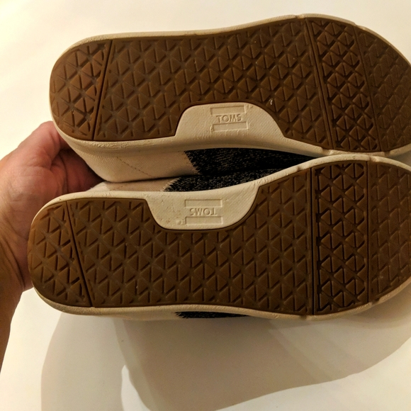 Toms woman's size 7 sneakers. - Picture 5 of 7
